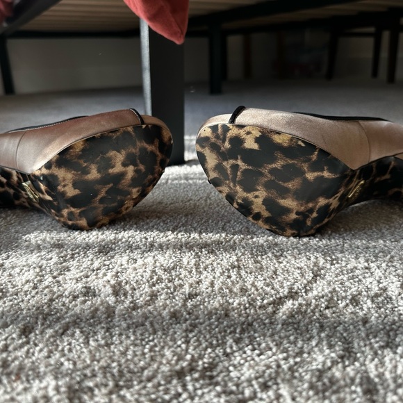 Betsey Johnson Tan Heels with Black Bow - Picture 3 of 4